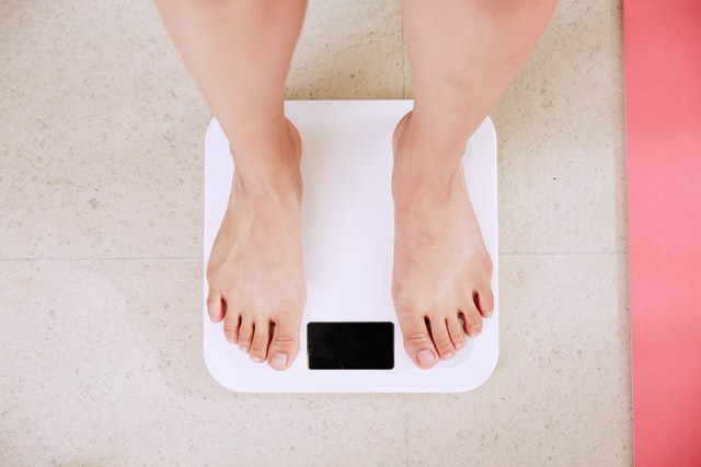 体重計に乗る女性の画像