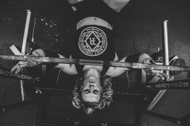 ベンチプレスをする女性の画像