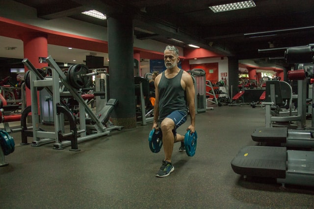 レッグランジをする男性の画像